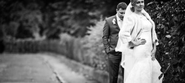 Damat muhteşem bir gelin düşünceli standları