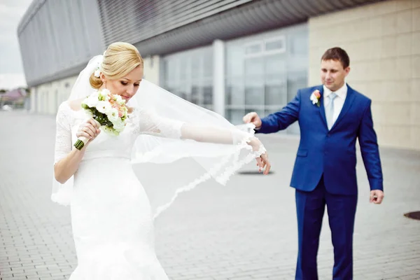 Vőlegény menyasszony cathes fátylat, míg ő séta el — Stock Fotó