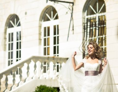 Gelin güneşin beyaz bir emlak döne döne sahiptir