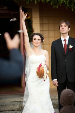 Güzel gelin elini zarif bir groo duran yukarı yükseltir