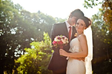 Damat gülümsemesi onu içinde gar sarılma gelinin başının arkasında gizler