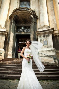 O bir entr standları iken kıvırcık gelin peçe Rüzgar esiyor