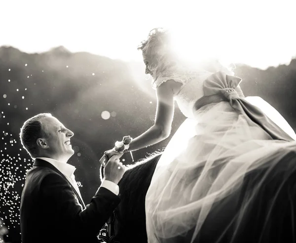Foto em preto e branco de uma noiva chegando a sua mão para um noivo — Fotografia de Stock