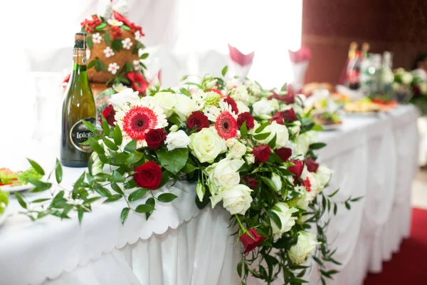 Bukiet białych róż i wspaniałe jesienne kwiaty wisi od th — Zdjęcie stockowe