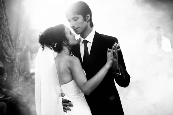 Preto e branco foto de impressionante casamento casal dançando no th — Fotografia de Stock