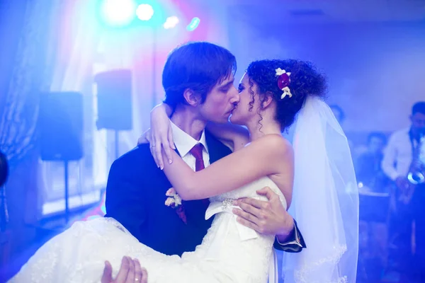 Azul discoteca luz ilumina besar pareja de boda — Foto de Stock