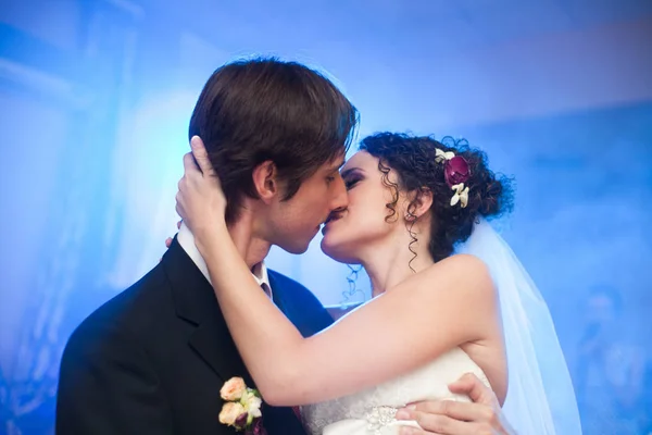 A look from below on the bride holding groom 's head tender durin — стоковое фото