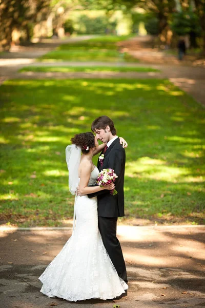 Um momento antes de um beijo entre recém-casados deslumbrantes — Fotografia de Stock