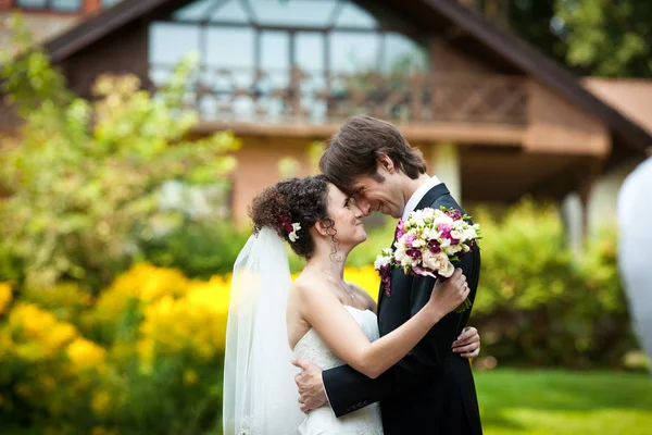 Os recém-casados felizes inclinam-se para a testa um do outro, de pé no fro — Fotografia de Stock