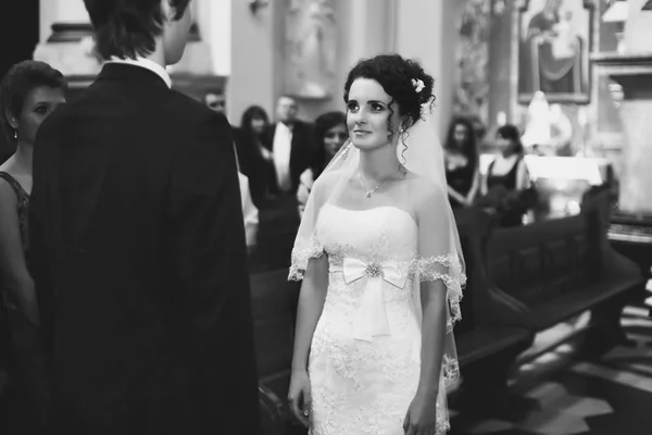 Édes barna menyasszony a vőlegény előtt áll, során a c — Stock Fotó