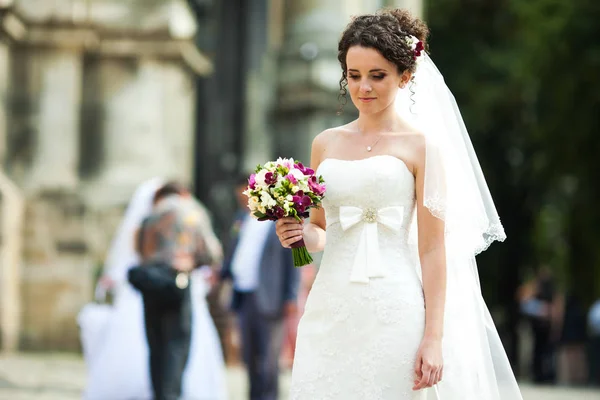 Nachdenkliche Braut geht allein auf der Straße — Stockfoto