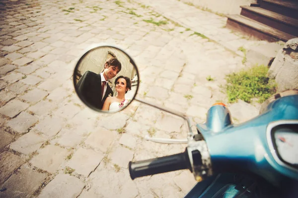 Un reflejo de recién casados en un pequeño espejo redondo — Foto de Stock