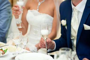 Şık gelin ve damat onların el çelik şampanya flüt tutun