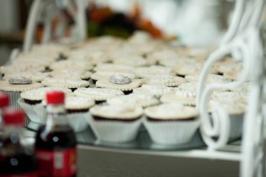 Ayna tepsi üzerinde beyaz ve siyah kek standı