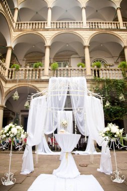 İtalyan tarzı muhteşem balkon düğün sunak asmak