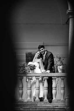 Uzaktan bir mutlu evlilik çift onların el t tutan bir bakış