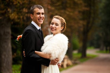 Evlilik çift gülümseyen çukurlu pozlar parkta giyinmiş