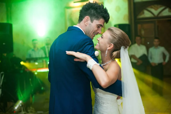 Merri casamento casal dança nas luzes verdes no restauran — Fotografia de Stock