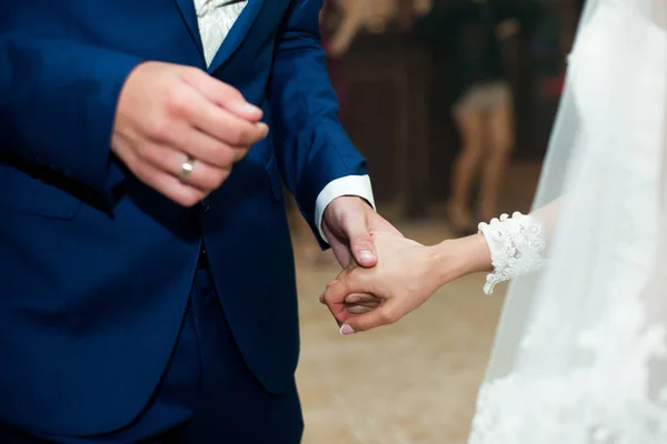 Un primer plano de recién casados con las manos unidas durante un baile — Foto de Stock