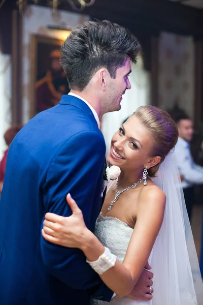Apró menyasszony néz ki, vicces, hajlik a magas vőlegény során egy tánc — Stock Fotó