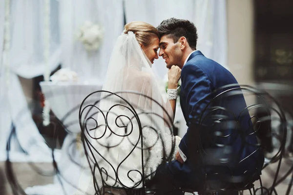 Un momento de felicidad entre recién casados sentados en el ste negro — Foto de Stock