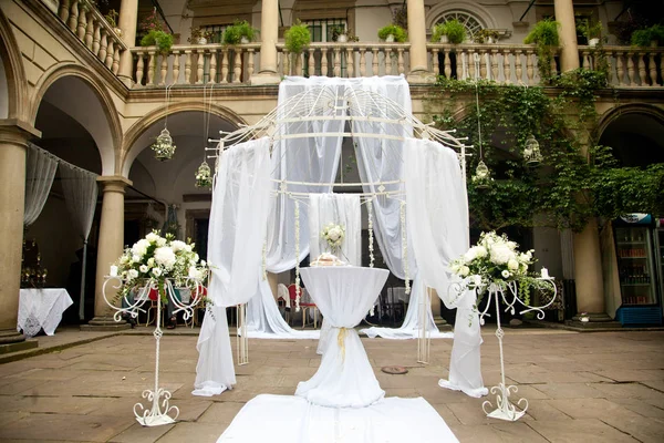 Γάμος βωμός από λευκό κορδόνια στέκεται στο την ιταλική bakcyard — Φωτογραφία Αρχείου