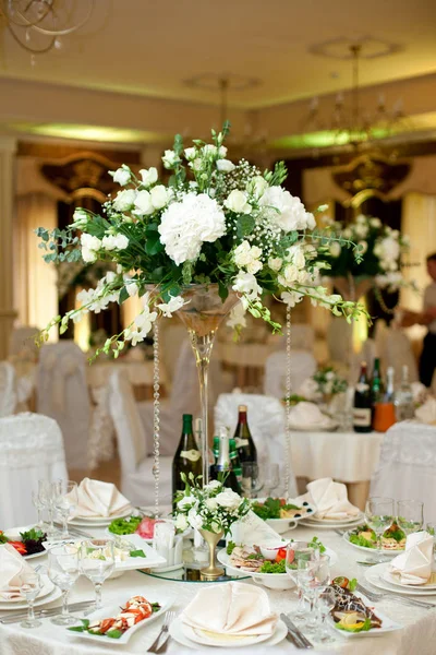 Vacker bukett av vita blommor och grönska står på wh — Stockfoto