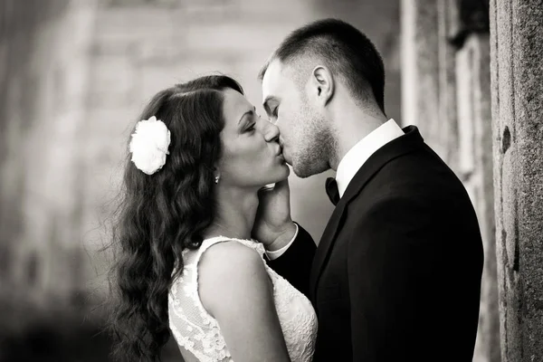 Bride opens her eyes during a kiss with a groom — Stock Photo, Image