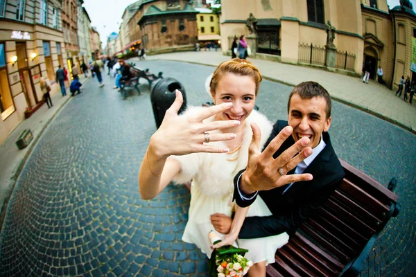 Onların weddin gösterilen bir mutlu evlilik çift yukarıdan bir bakış — Stok fotoğraf