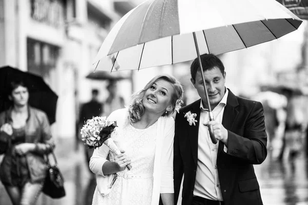 Αστεία νύφη ακουμπά στον ώμο του γαμπρού, το περπάτημα γύρω από την οδό — Φωτογραφία Αρχείου