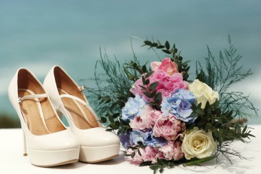 Pembe ve mavi peonies pastel düğün buket inci duruyor