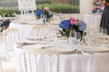 Orijinal beyaz sandalyeleri zengin akşam yemeği masa etrafında stand