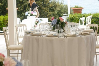 Çanak çömlek standları önce yeşil çalılar ile sofra servis