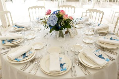 Sofra muhteşem buket ve şenlikli çanak çömlek ile servis