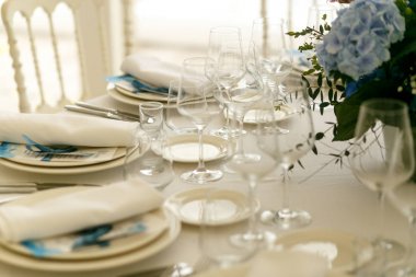 Küçük Beyaz tabaklar Züccaciye Mağazaları parlayan arasında stand 