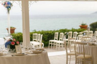 Beyaz yuvarlak bir engageme sandalyeleri önce akşam yemeği masa standı