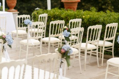 Beyaz chaires mavi ortancaları ile dekore edilmiş ışınları içinde standı