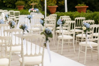 Düğün töreni için dekore edilmiş zarif sandalye yol tarafından standı 