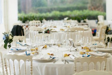 Bademli kurabiye ile tabak beyaz yemek masası üzerinde durmak