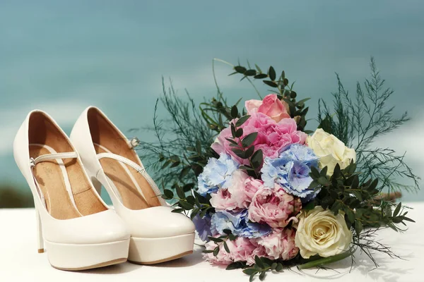 Pembe ve mavi peonies pastel düğün buket inci duruyor