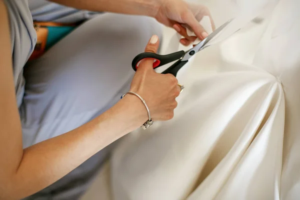 Mujer corta algo en el vestido beige —  Fotos de Stock