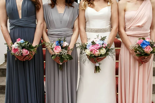 Novia y damas de honor en vestidos de pastel de pie en un rayo con boda — Foto de Stock