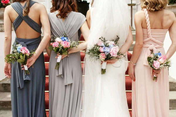 Mira por detrás a la novia y las damas de honor escondiendo la boda bou —  Fotos de Stock