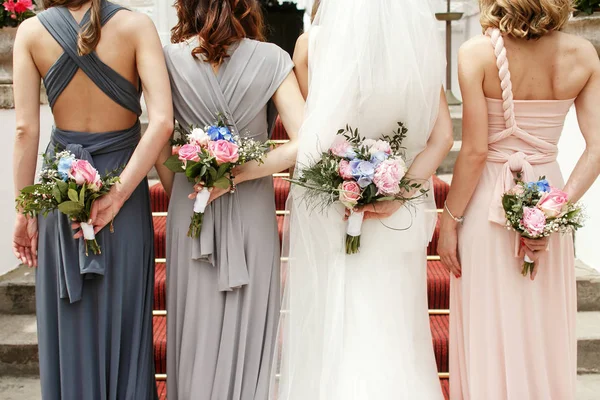 Olhe por trás em noiva e damas de honra escondendo o casamento bou — Fotografia de Stock