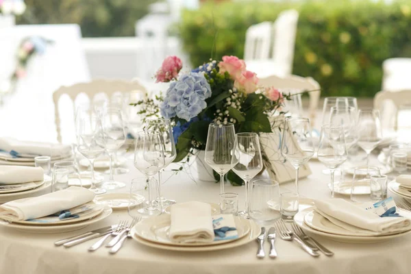 Eleganti stand in vetro sul tavolo impreziositi da bouqu blu — Foto Stock