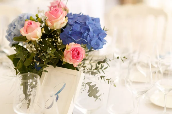 Close-up van de mooie roze rozen zetten het diner in het boeket — Stockfoto