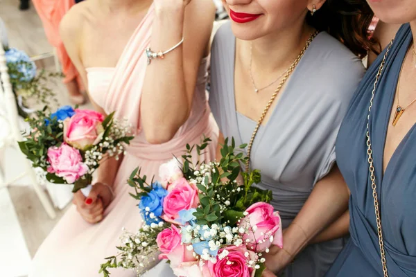 Regardez d'en haut sur les belles demoiselles d'honneur tenant bouquet de mariage — Photo