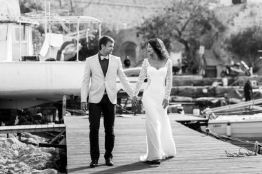 Alon yürüyen bir şık düğün çift siyah beyaz resim