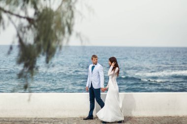 Güzel çift boyunca yürüyüş ağacın arkasından bak 