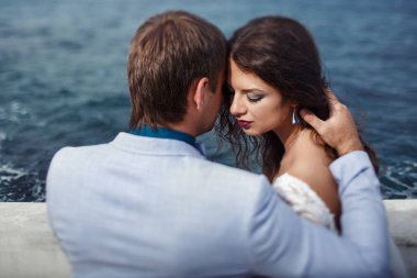 Adam saçını dokunur iken kıvırcık kumral gözleri giyim